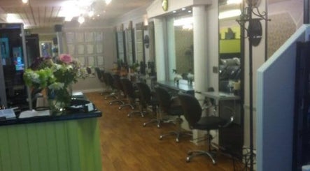 Headlines Hair Studio, bild 2