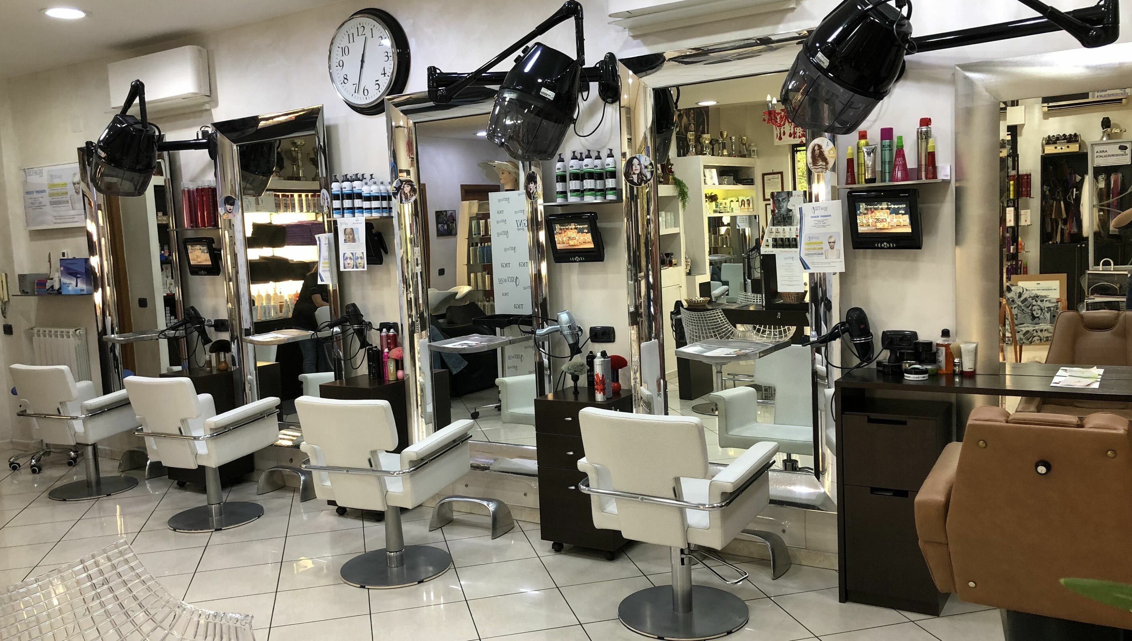 Interno elegante di Silvagni Group Parrucchieri a Grottaferrata, Lazio, IT con sedie e specchi moderni.