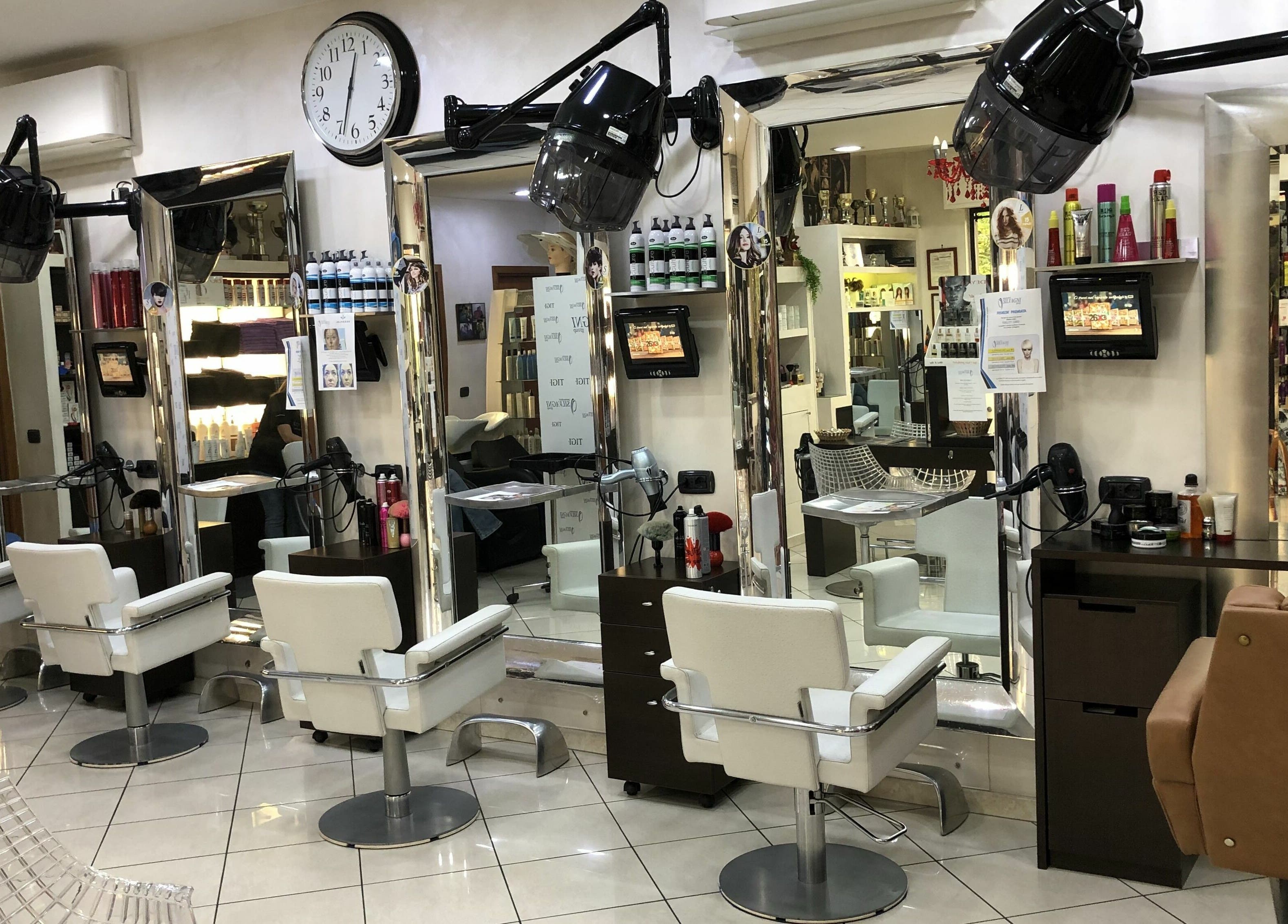 Interno elegante di Silvagni Group Parrucchieri a Grottaferrata, Lazio, IT con sedie e specchi moderni.