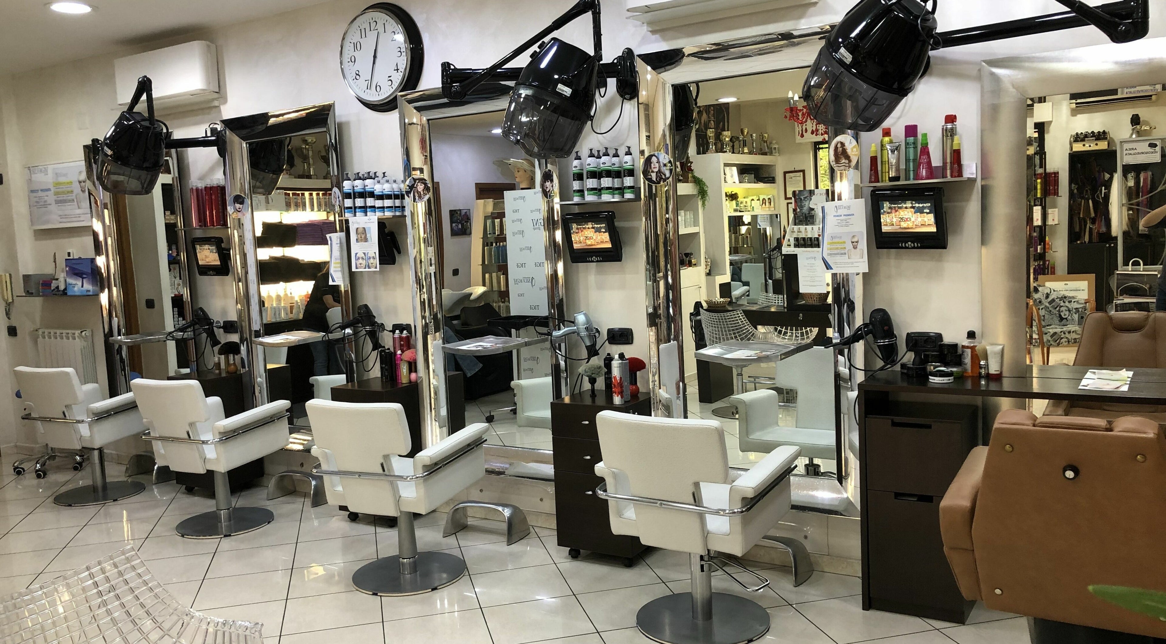 Interno elegante di Silvagni Group Parrucchieri a Grottaferrata, Lazio, IT con sedie e specchi moderni.