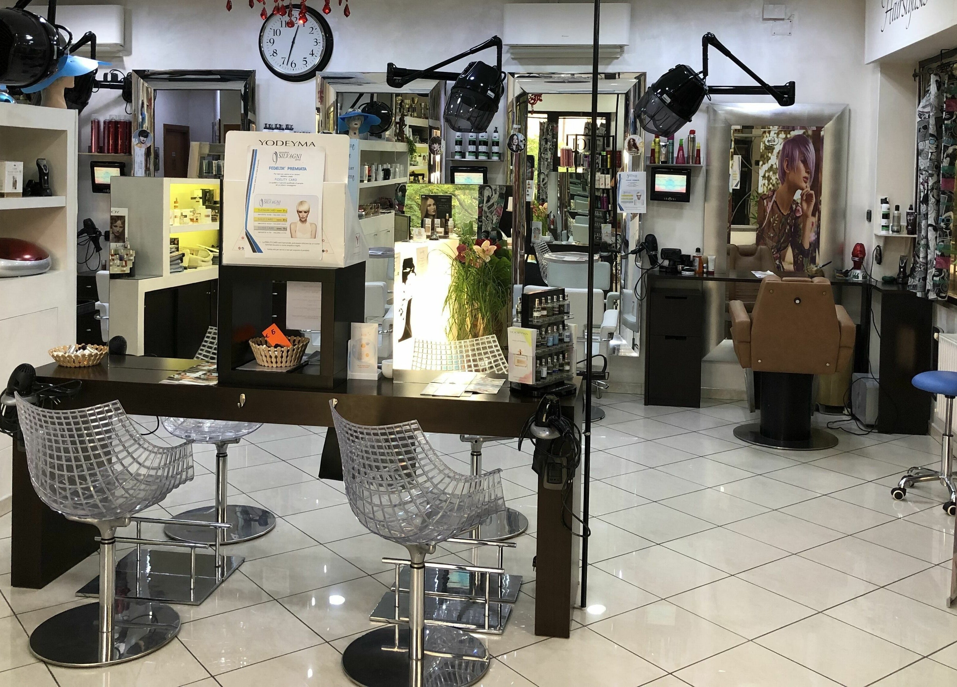 Interno di Silvagni Group Parrucchieri a Grottaferrata, Lazio, IT, con postazioni moderne e prodotti di bellezza.