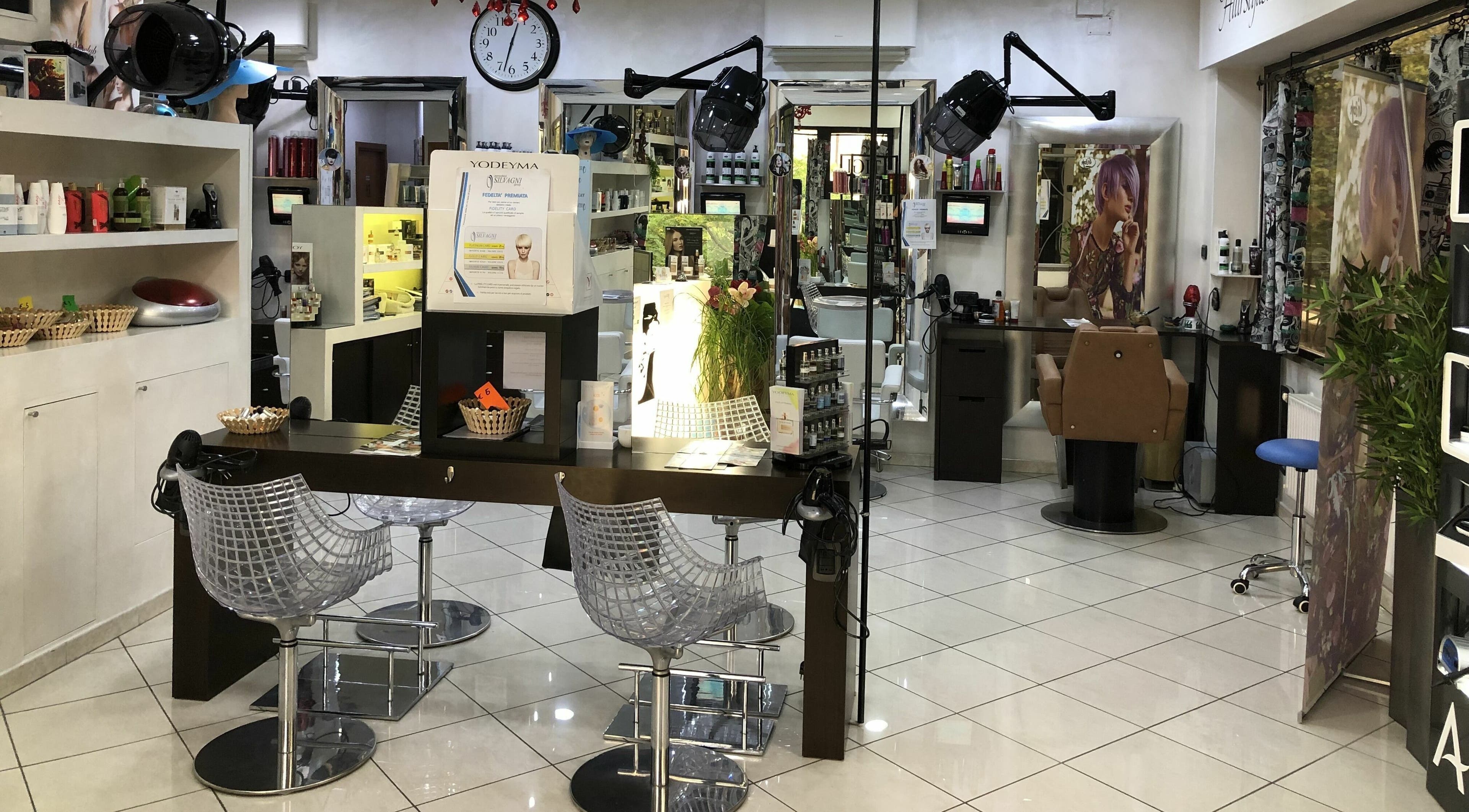 Interno di Silvagni Group Parrucchieri a Grottaferrata, Lazio, IT, con postazioni moderne e prodotti di bellezza.