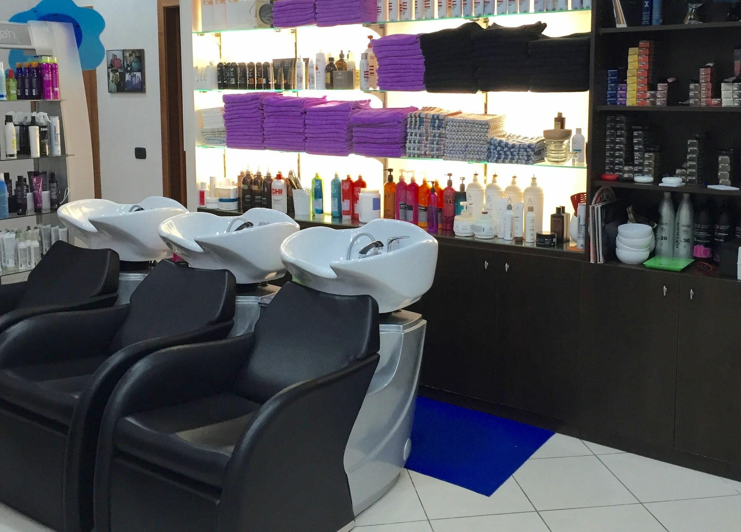 Area lavaggio e prodotti presso Silvagni Group Parrucchieri a Grottaferrata, Lazio, IT.