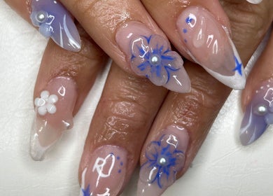 Elegant floral nail art by Klawed by Karissa in Vancouver, British Columbia, CA with blue and white accents.