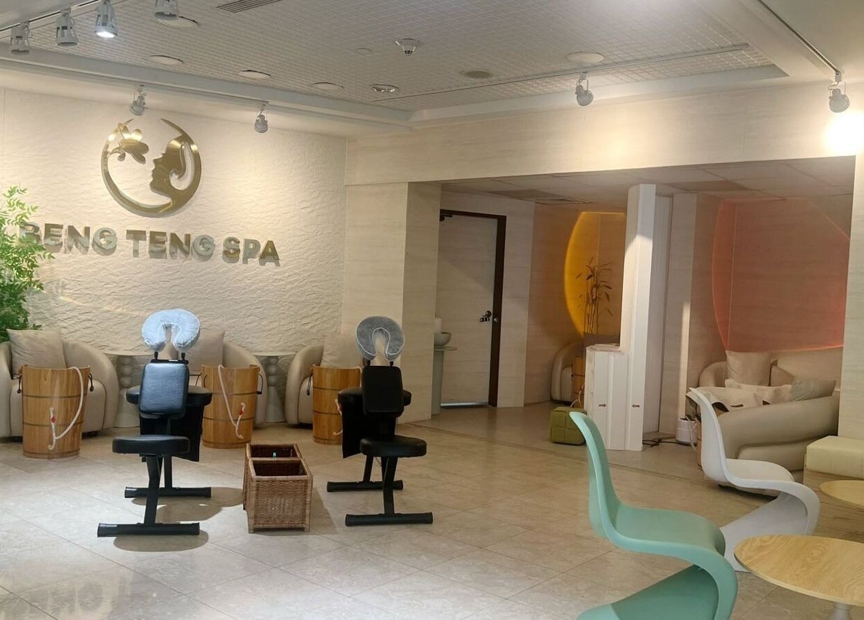 Relaxing interior of Beng Teng Spa in Tumon, GU, featuring massage chairs and tranquil decor.