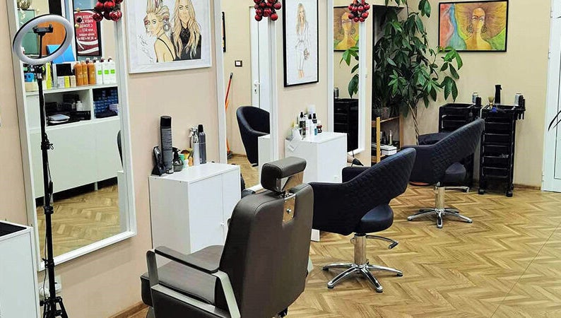 Интериор на Студио за красота ДАРИ, София, Област София, BG, с модерни столове и огледала.