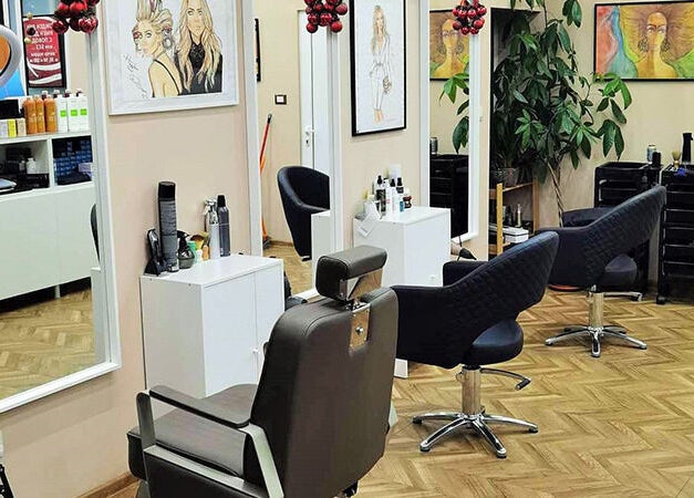Интериор на Студио за красота ДАРИ, София, Област София, BG, с модерни столове и огледала.