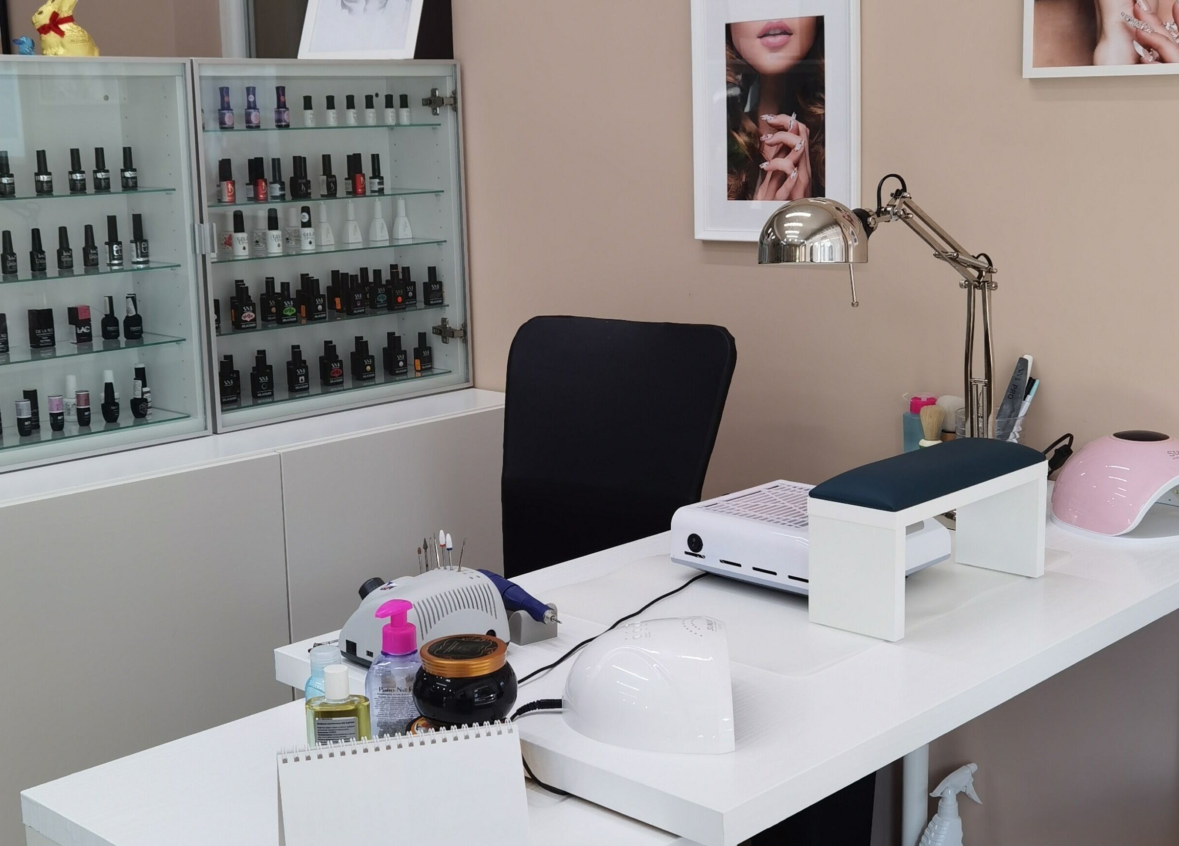 Маникюр зона в Студио за красота ДАРИ, София, Област София, BG с лакове и лампа.