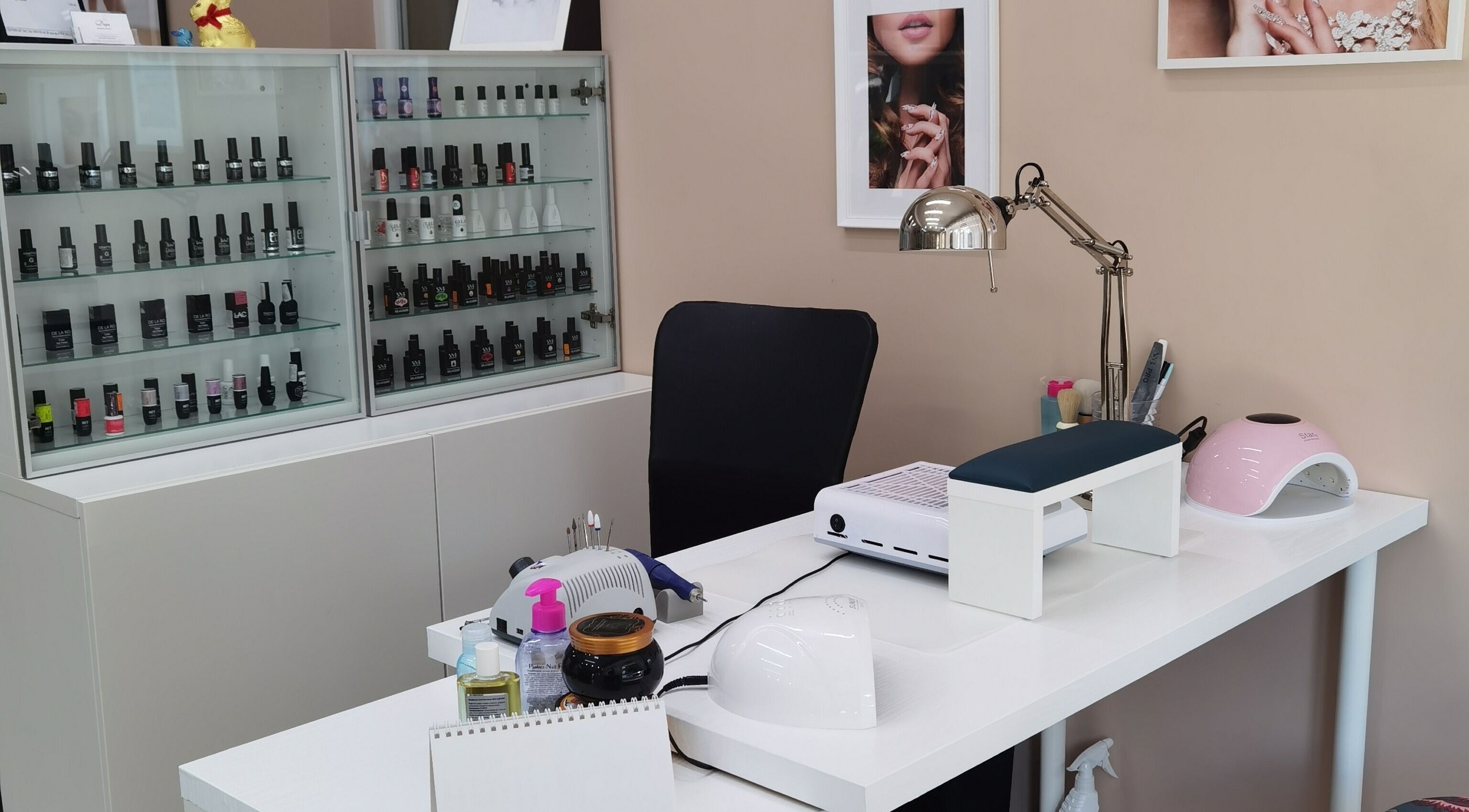 Маникюр зона в Студио за красота ДАРИ, София, Област София, BG с лакове и лампа.