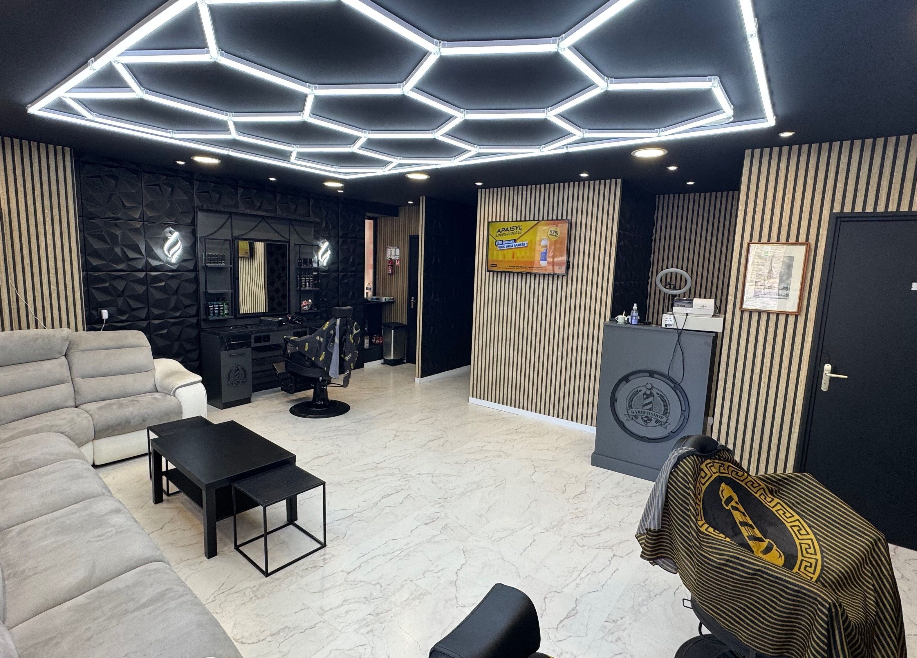 Intérieur élégant de Jaad Coiffure Mixte à Saint-Nicolas-de-Redon, Pays De La Loire, FR avec canapé et miroir.