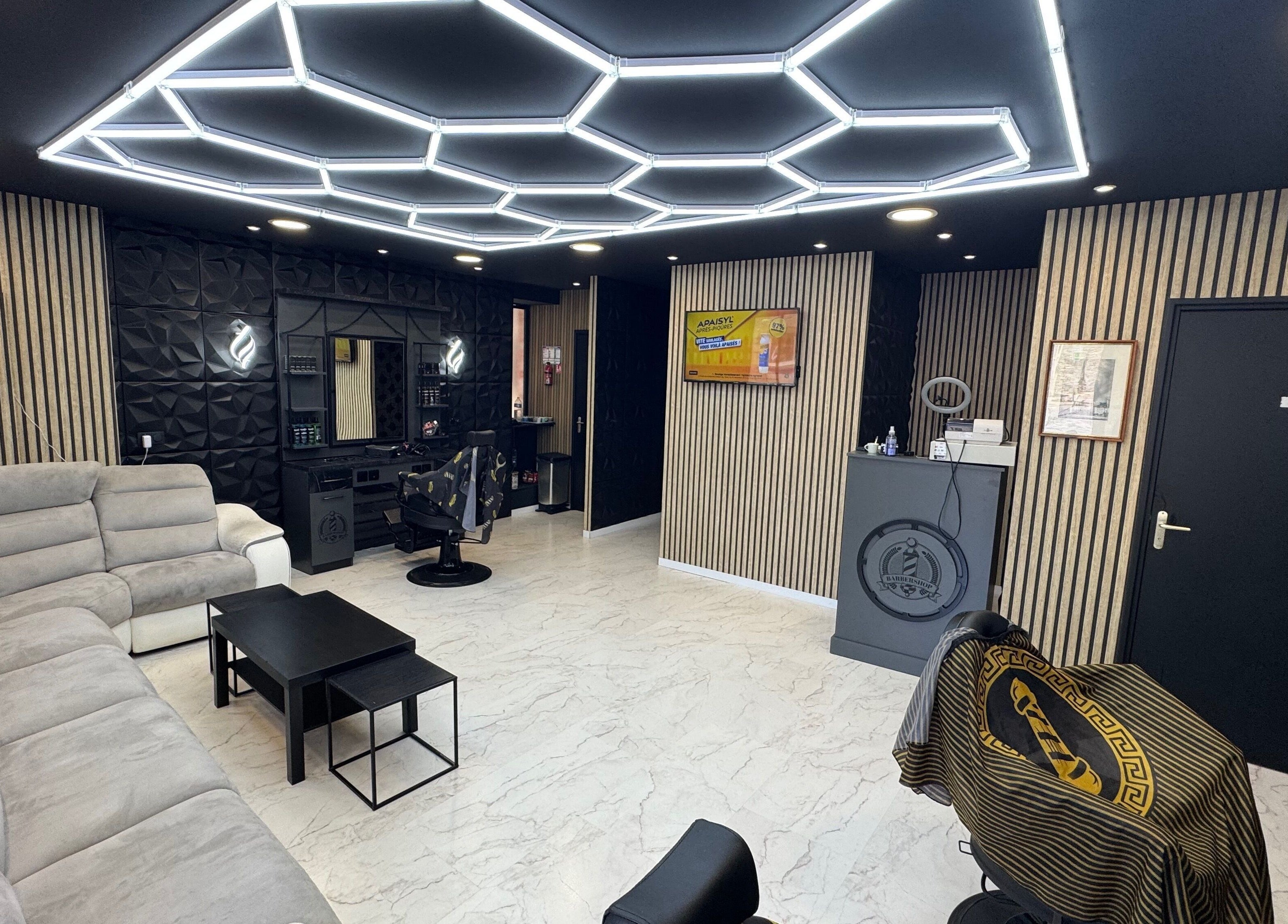 Intérieur élégant de Jaad Coiffure Mixte à Saint-Nicolas-de-Redon, Pays De La Loire, FR avec canapé et miroir.