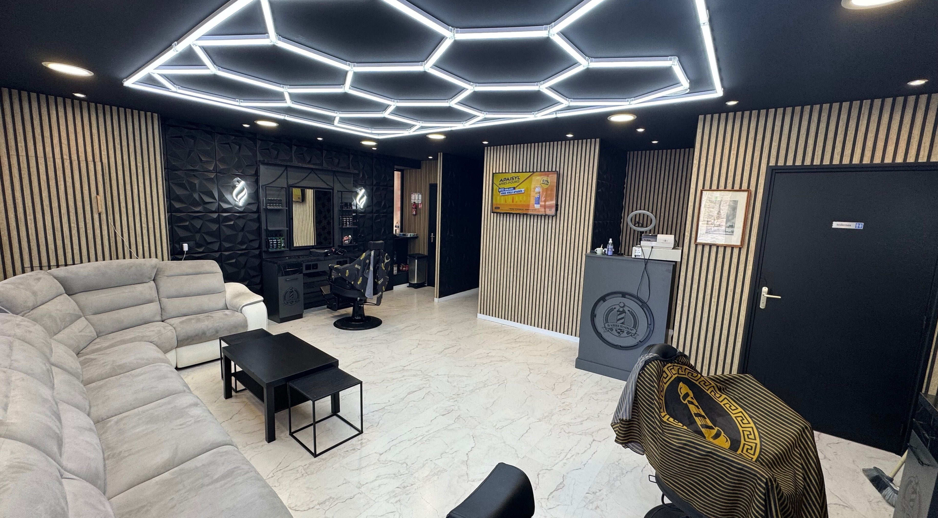 Intérieur élégant de Jaad Coiffure Mixte à Saint-Nicolas-de-Redon, Pays De La Loire, FR avec canapé et miroir.