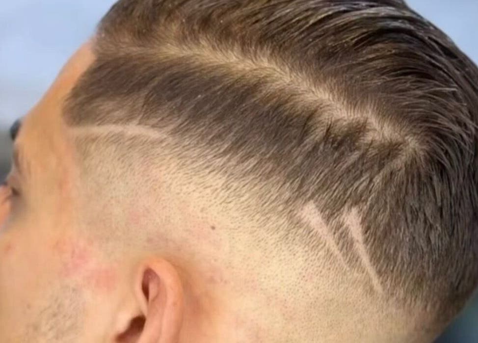 Coupe de cheveux dégradée avec design unique chez Jaad Coiffure Mixte, Saint-nicolas-de-redon, Pays De La Loire, FR.