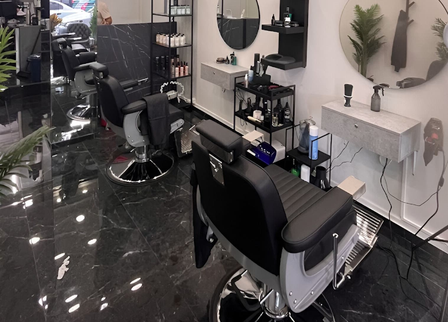 Κομψό εσωτερικό Virtus Hair Studio στην Αθήνα, Κυψέλη, GR με μοντέρνες καρέκλες.