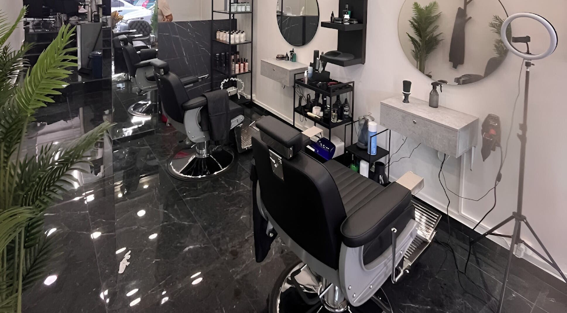 Κομψό εσωτερικό Virtus Hair Studio στην Αθήνα, Κυψέλη, GR με μοντέρνες καρέκλες.