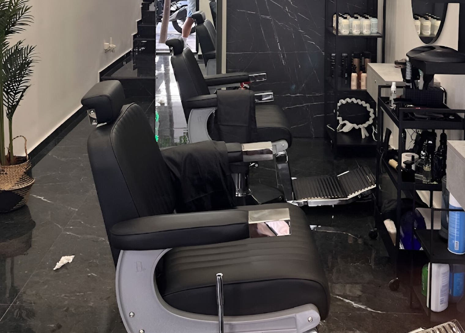 Μοντέρνα καρέκλες κομμωτηρίου στο Virtus Hair Studio, Αθήνα, Κυψέλη, GR.