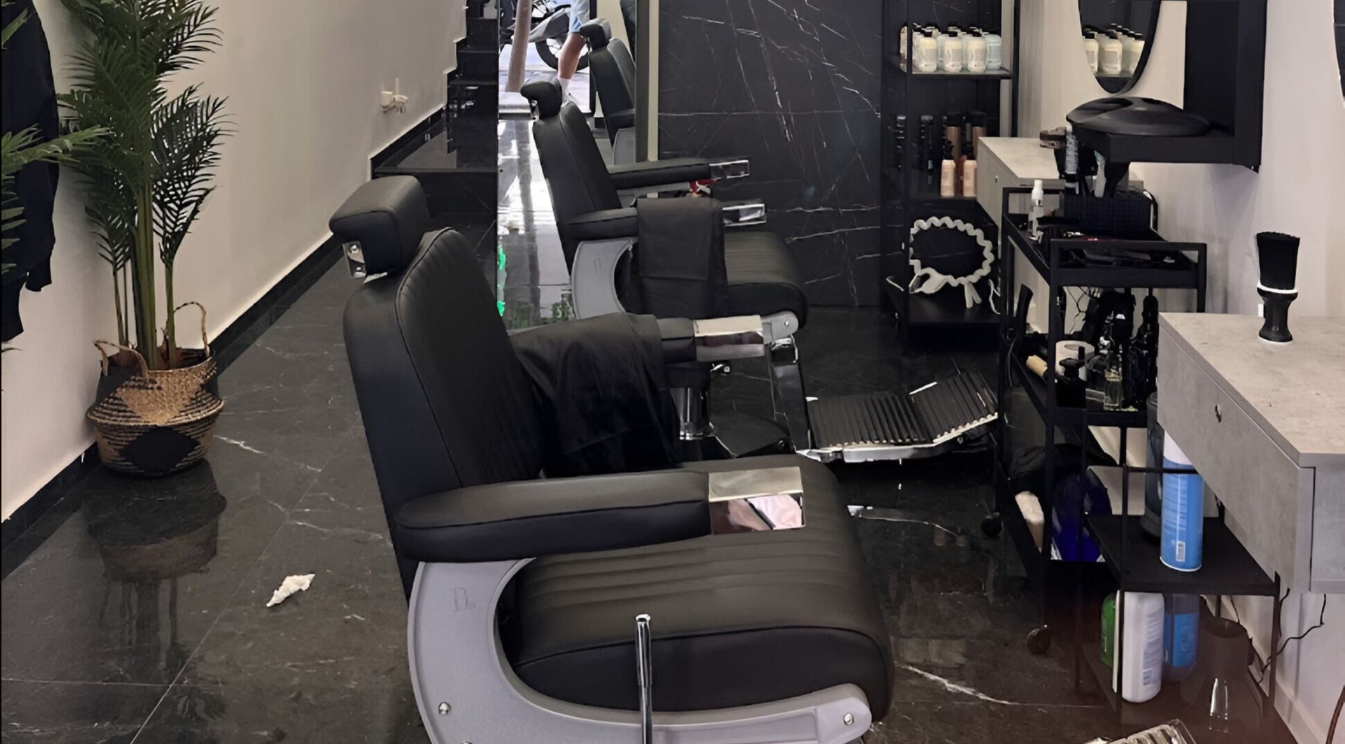 Μοντέρνα καρέκλες κομμωτηρίου στο Virtus Hair Studio, Αθήνα, Κυψέλη, GR.