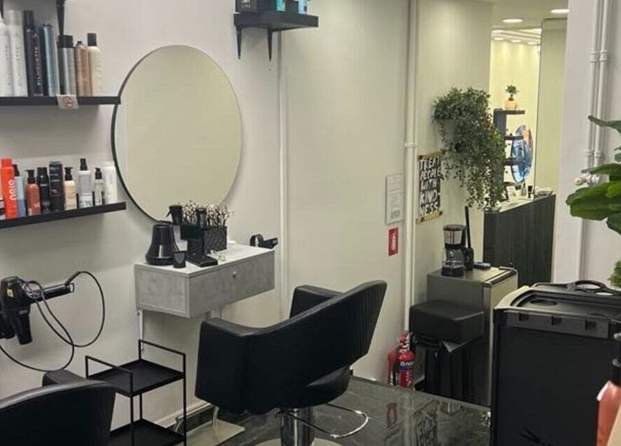 Ο κομψός εσωτερικός χώρος του Virtus Hair Studio στην Αθήνα, Κυψέλη, GR με επαγγελματικό εξοπλισμό hairstyling.