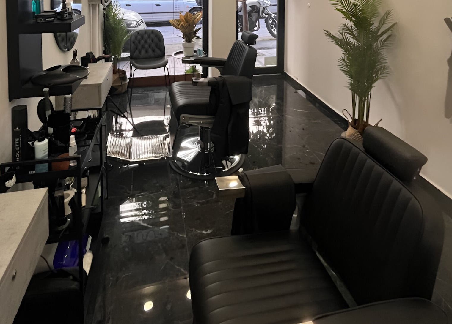 Σύγχρονος χώρος καθισμάτων στο Virtus Hair Studio, Αθήνα, Κυψέλη, GR