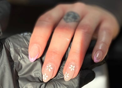 Elegant floral nail art at ML BEAU-TY, Waterlooville, England, GB, showcasing intricate pink and daisy designs.
