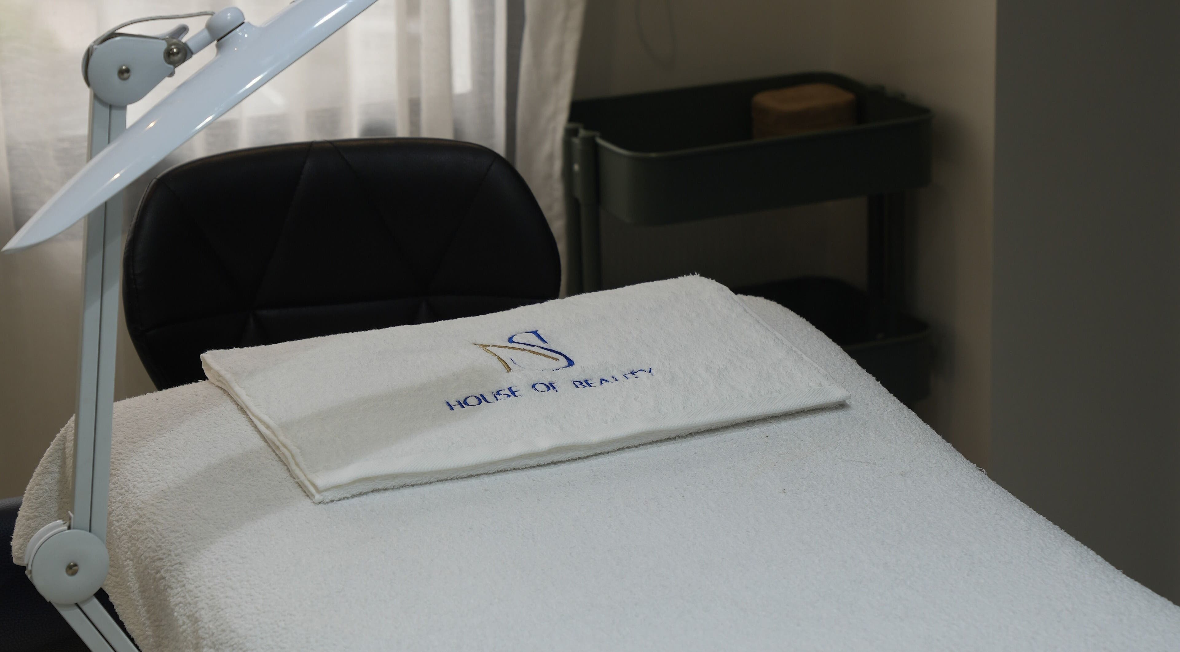 Table de soins NS HOUSE OF BEAUTY à Casablanca, Casablanca-Settat, MA, prête pour votre relaxation.