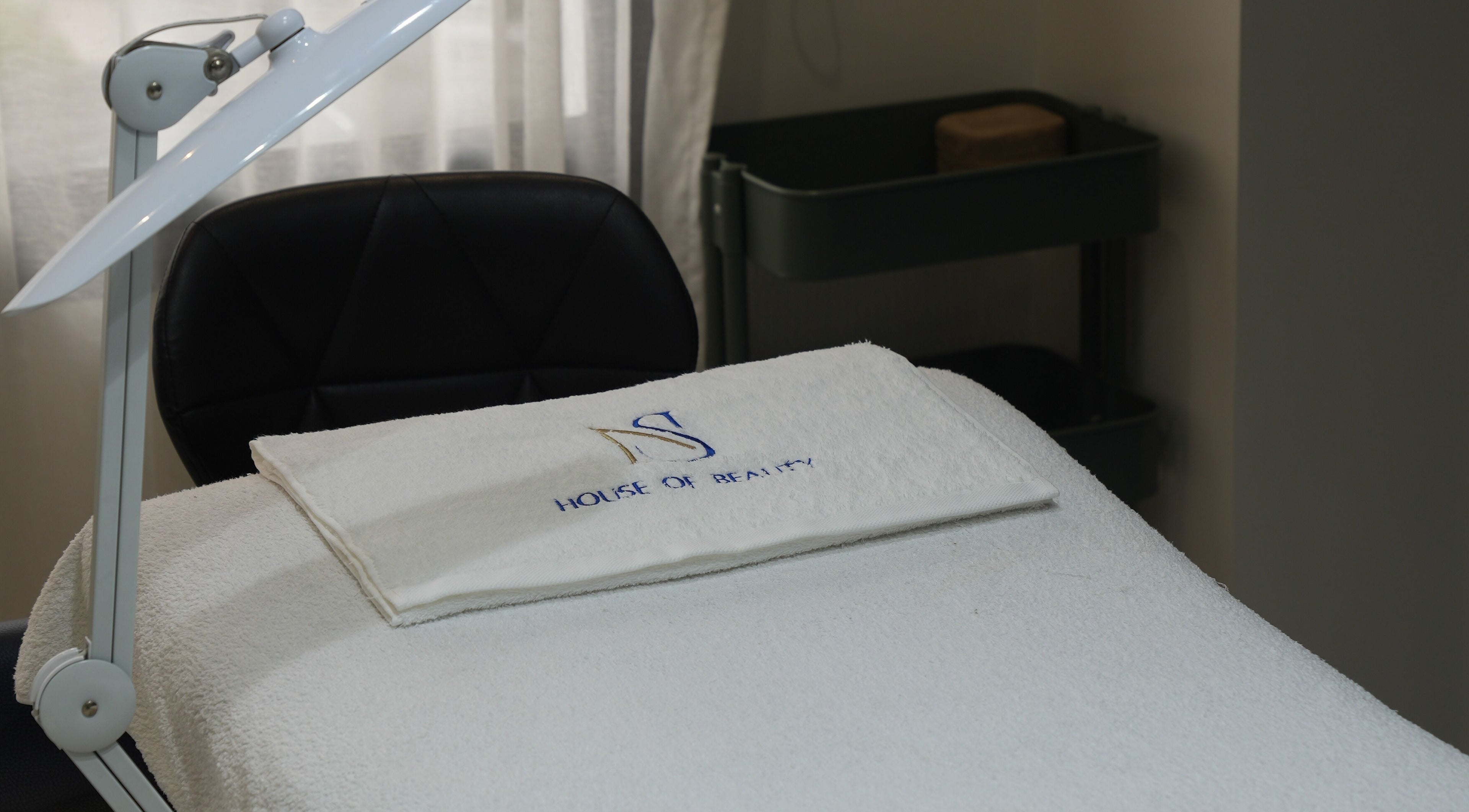 Table de soins NS HOUSE OF BEAUTY à Casablanca, Casablanca-Settat, MA, prête pour votre relaxation.