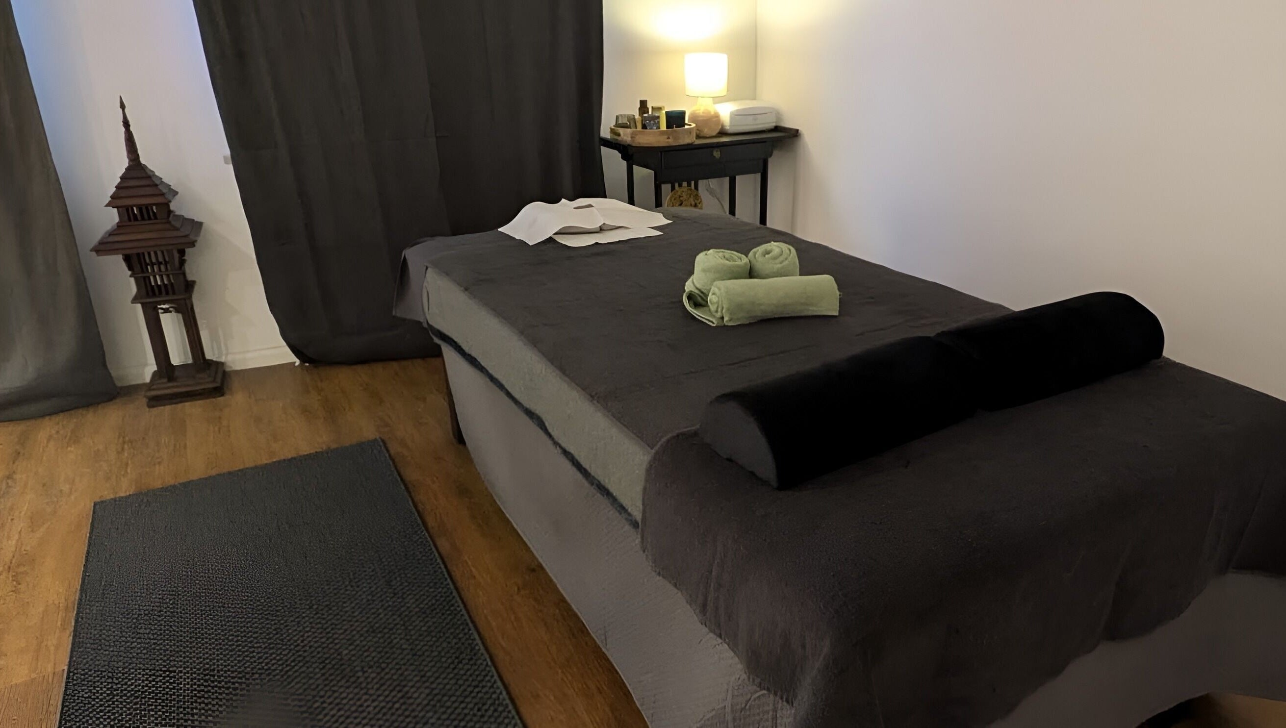 Massagezimmer im Baramie, Gau-algesheim, Rheinland-pfalz, DE mit beruhigendem Ambiente und eleganter Dekoration.