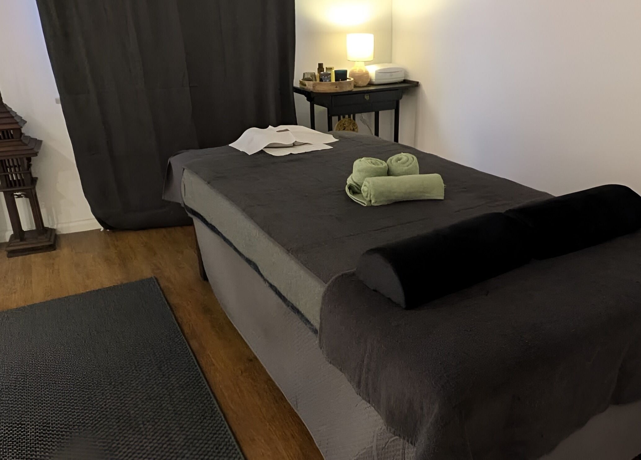 Massagezimmer im Baramie, Gau-algesheim, Rheinland-pfalz, DE mit beruhigendem Ambiente und eleganter Dekoration.