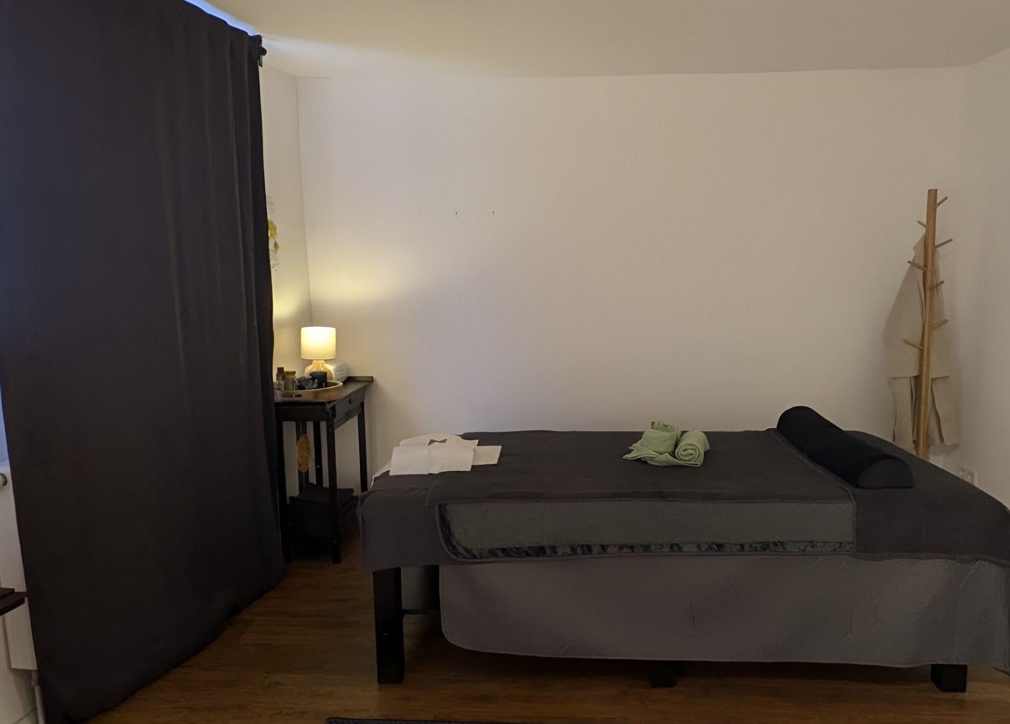 Ruheraum bei Baramie, Gau-algesheim, Rheinland-pfalz, DE mit Massagebett und sanfter Beleuchtung.