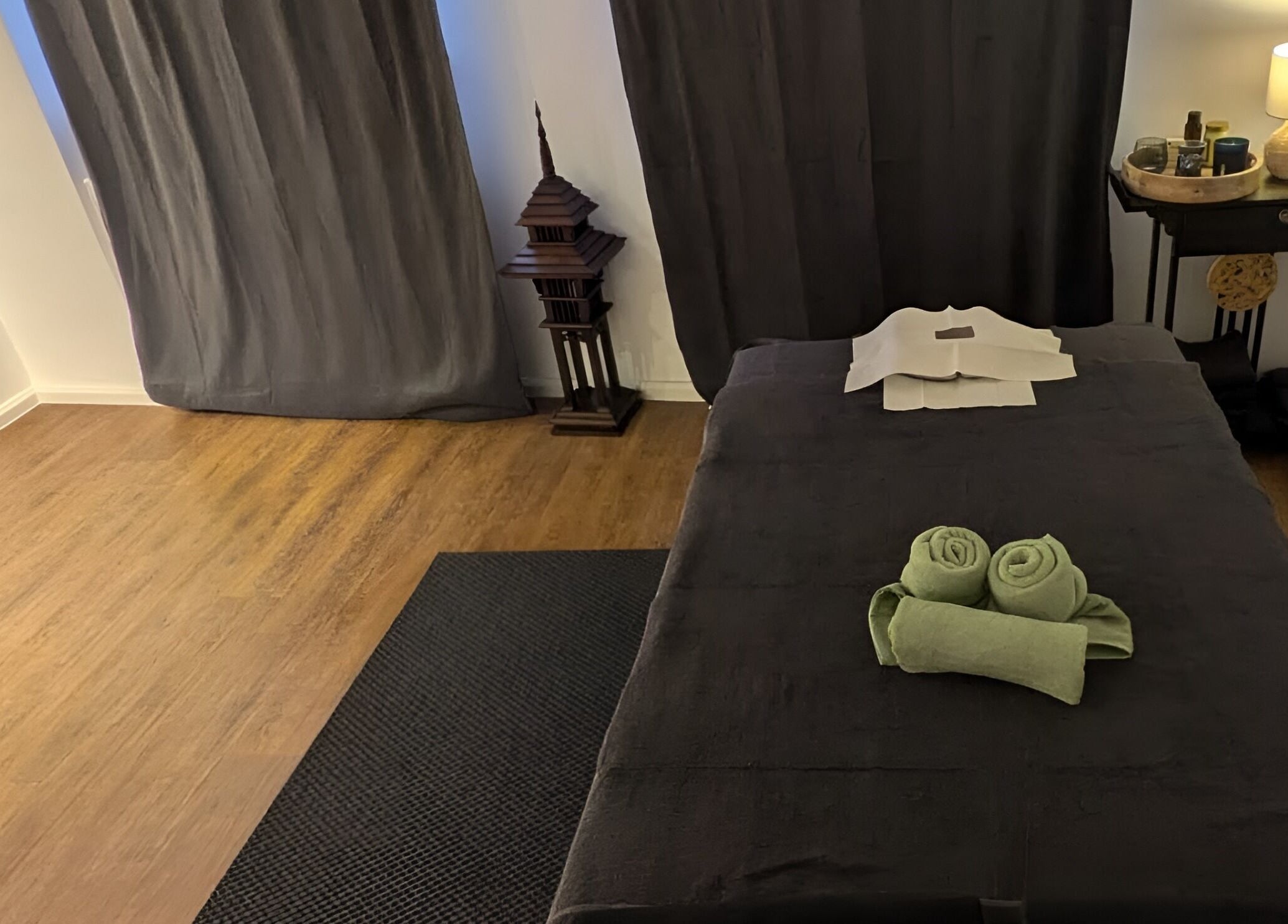 Entspannender Wellnessraum bei Baramie in Gau-algesheim, Rheinland-pfalz, DE mit Massageliege und sanfter Beleuchtung.