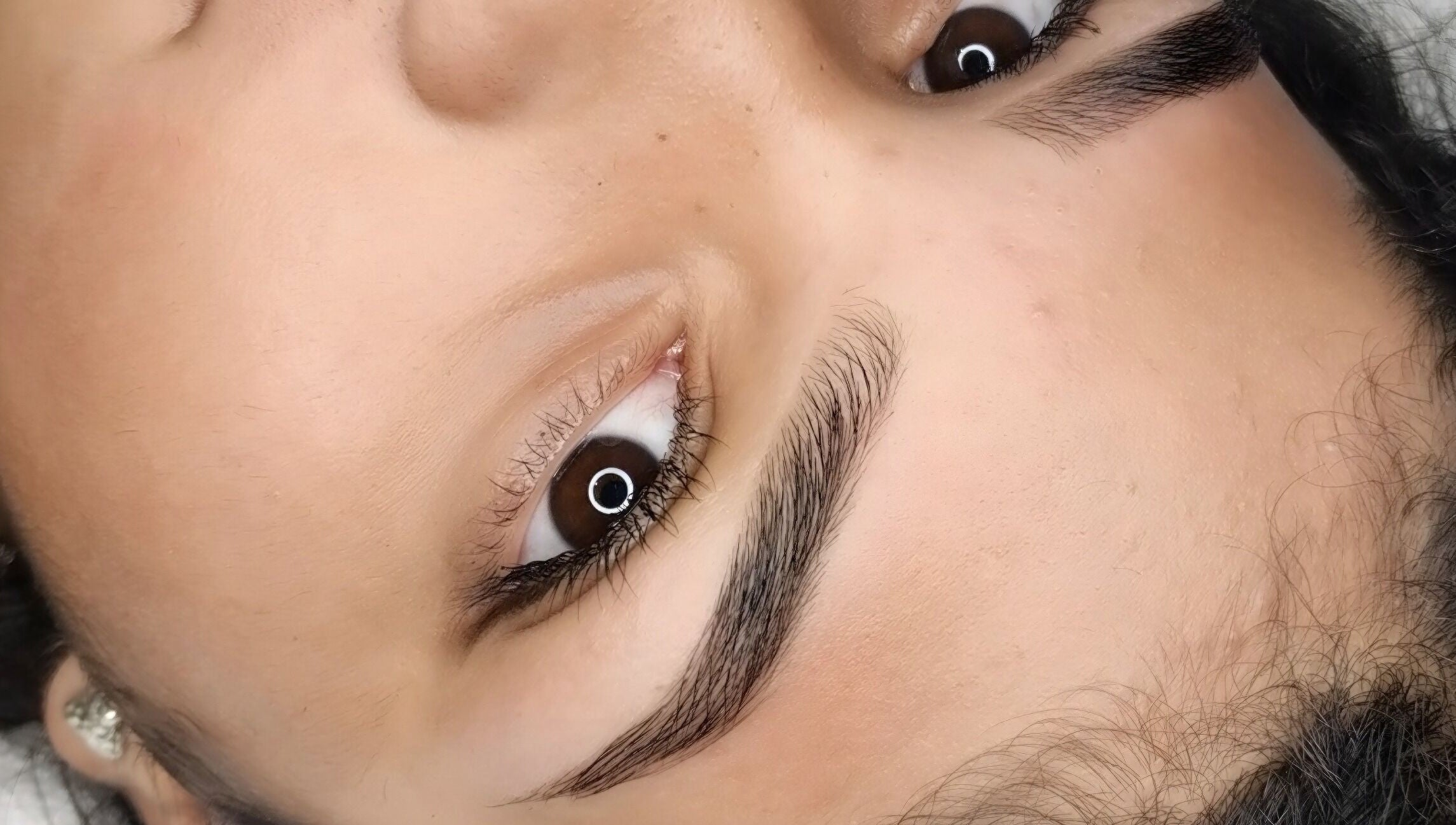 Cejas definidas y estilizadas en Mujeres Del Reino, Buenos Aires, Ciudad Autónoma De Buenos Aires, AR.