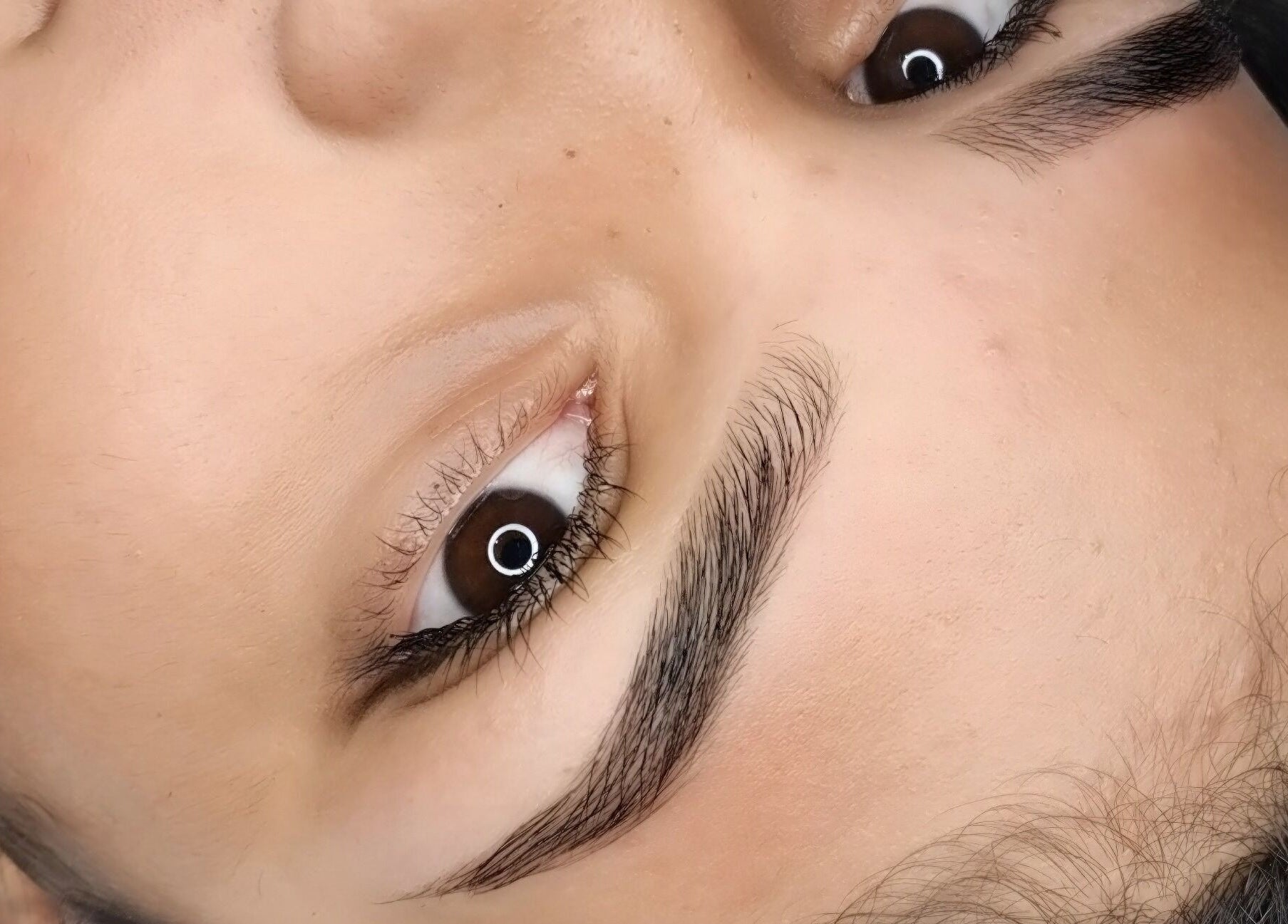 Cejas definidas y estilizadas en Mujeres Del Reino, Buenos Aires, Ciudad Autónoma De Buenos Aires, AR.