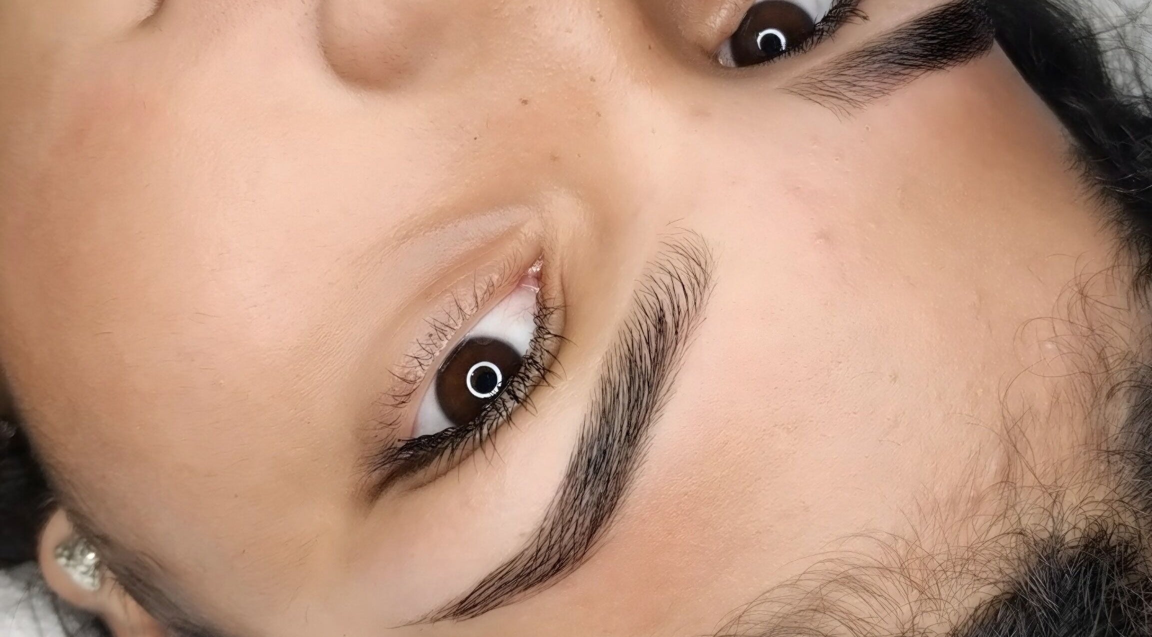 Cejas definidas y estilizadas en Mujeres Del Reino, Buenos Aires, Ciudad Autónoma De Buenos Aires, AR.