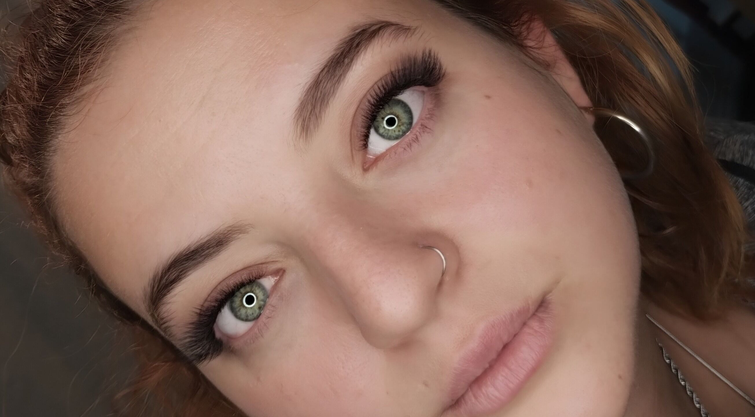 Primer plano de ojos con pestañas en Mujeres Del Reino, Buenos Aires, Ciudad Autónoma De Buenos Aires, AR.