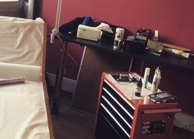 Espace de travail de 94 Tatouage - Piercing et Formation à Orly, Île-de-france, FR, montrant des équipements professionnels.