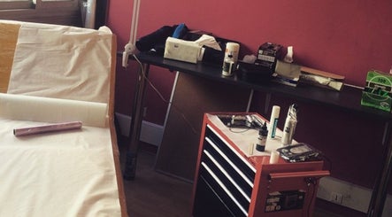 Espace de travail de 94 Tatouage - Piercing et Formation à Orly, Île-de-france, FR, montrant des équipements professionnels.