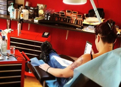 Client se faisant tatouer chez 94 Tatouage - Piercing et Formation à Orly, Île-de-France, FR.