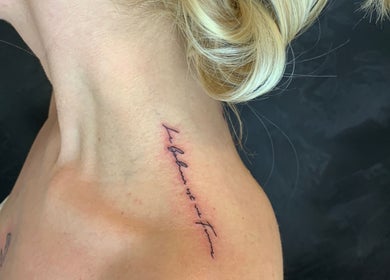 Tatouage délicat sur le cou réalisé par 94 Tatouage - Piercing et Formation à Orly, Île-de-France, FR.