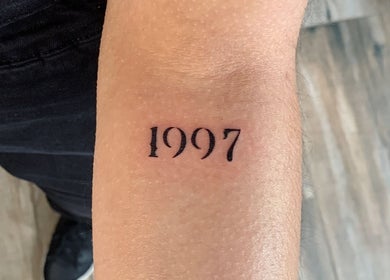 Tatouage 1997 réalisé chez 94 Tatouage - Piercing et Formation à Orly, Île-de-France, FR.