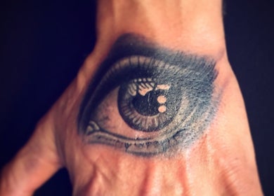 Tatouage œil détaillé sur main chez 94 Tatouage - Piercing et Formation, Orly, Île-de-france, FR.