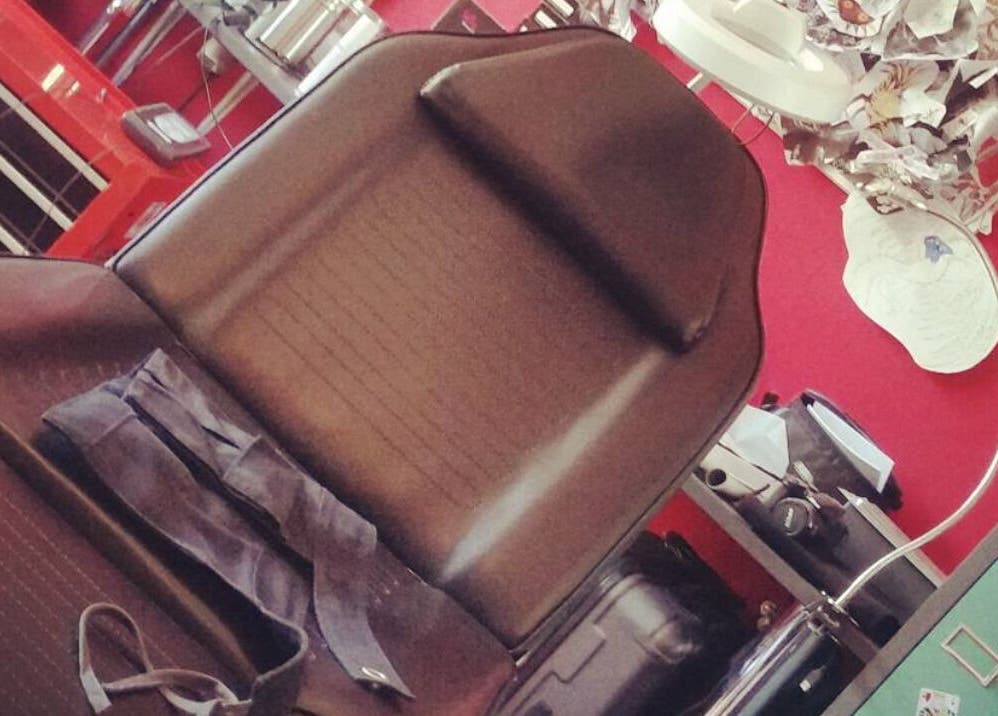 Chaise de studio moderne chez 60 Tatouage - Piercing et Formation, Compiegne, Île-de-france, FR.