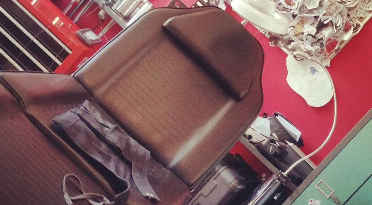 Chaise de studio moderne chez 60 Tatouage - Piercing et Formation, Compiegne, Île-de-france, FR.