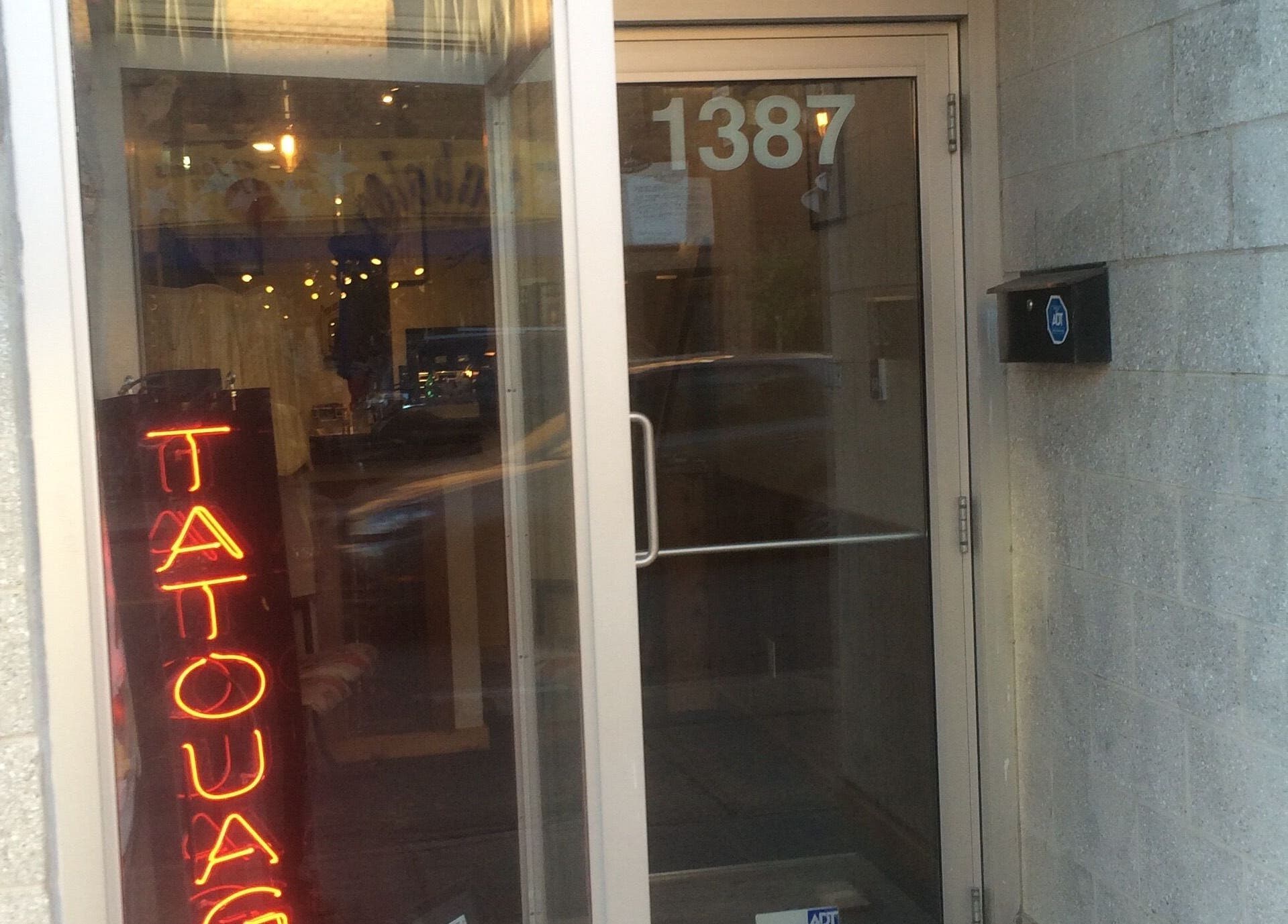 Entrée de 60 Tatouage - Piercing et Formation, Compiegne, Île-de-france, FR avec enseigne Tatouage lumineuse.