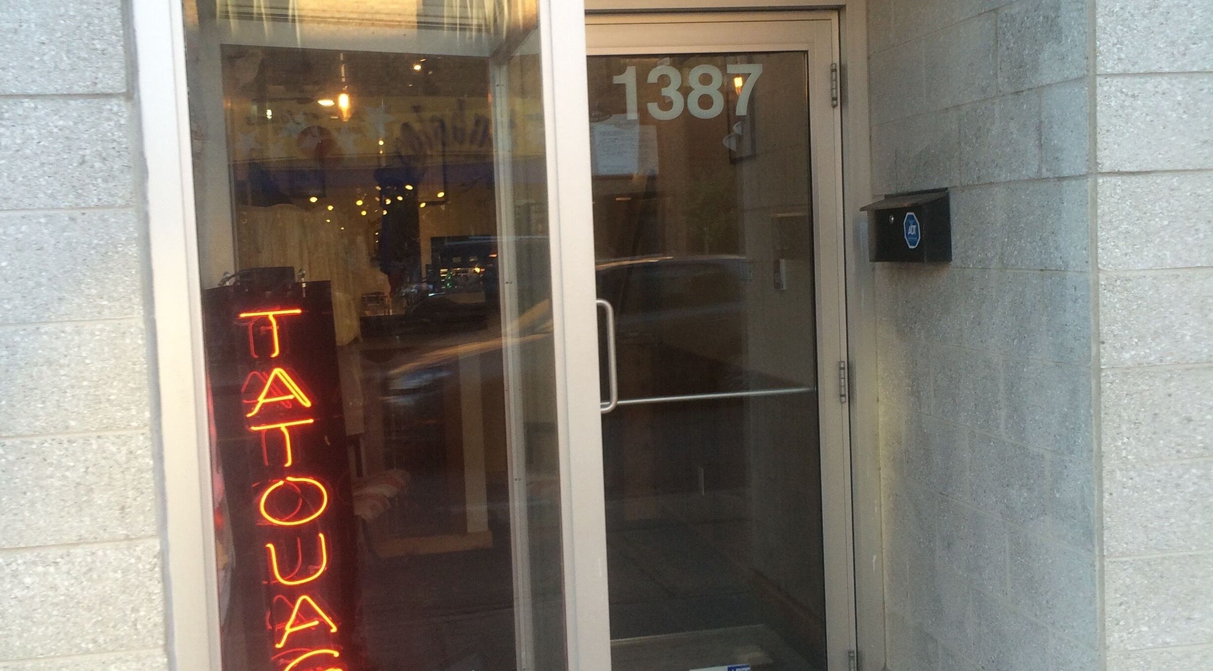 Entrée de 60 Tatouage - Piercing et Formation, Compiegne, Île-de-france, FR avec enseigne Tatouage lumineuse.