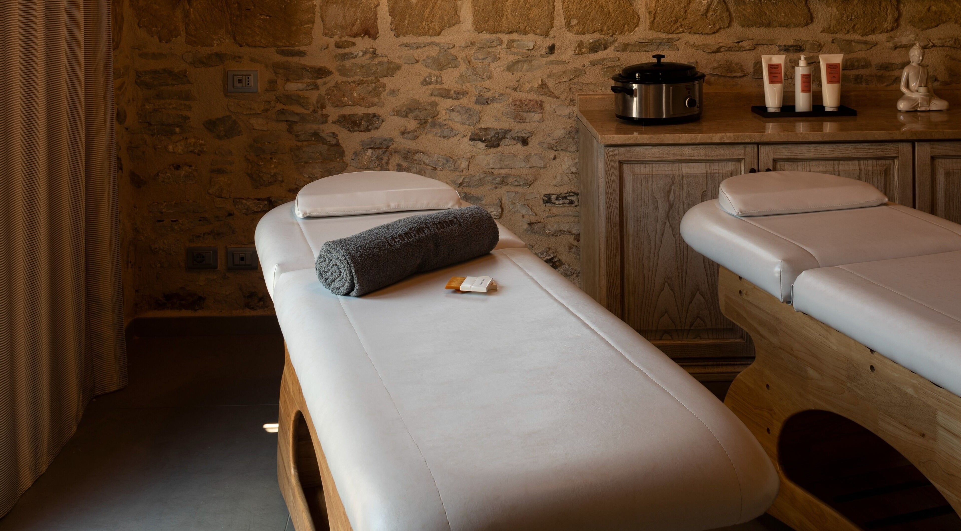 Sala massaggi accogliente a Tenute Baglio Passofondo, Alcamo, Sicilia, IT. L'ambiente ideale per il tuo relax.