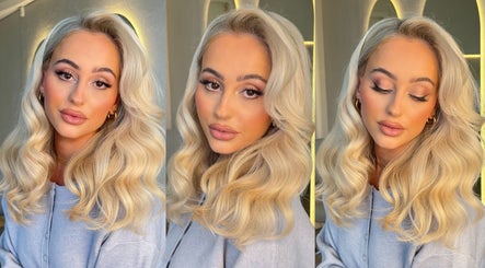 Elegant blonde hairstyle at Leah Gianni Hair, Kingsgrove, New South Wales, AU, showcasing wavy styling.