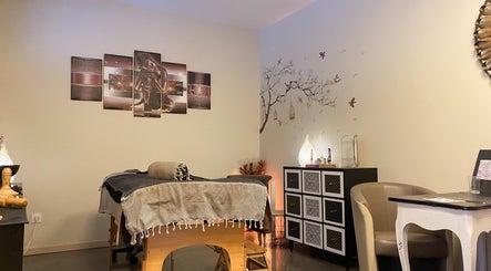 Salle de soins paisible chez Magali Pires, Nieul-sur-mer, Nouvelle-aquitaine, FR. Décor apaisant et chaleureux.