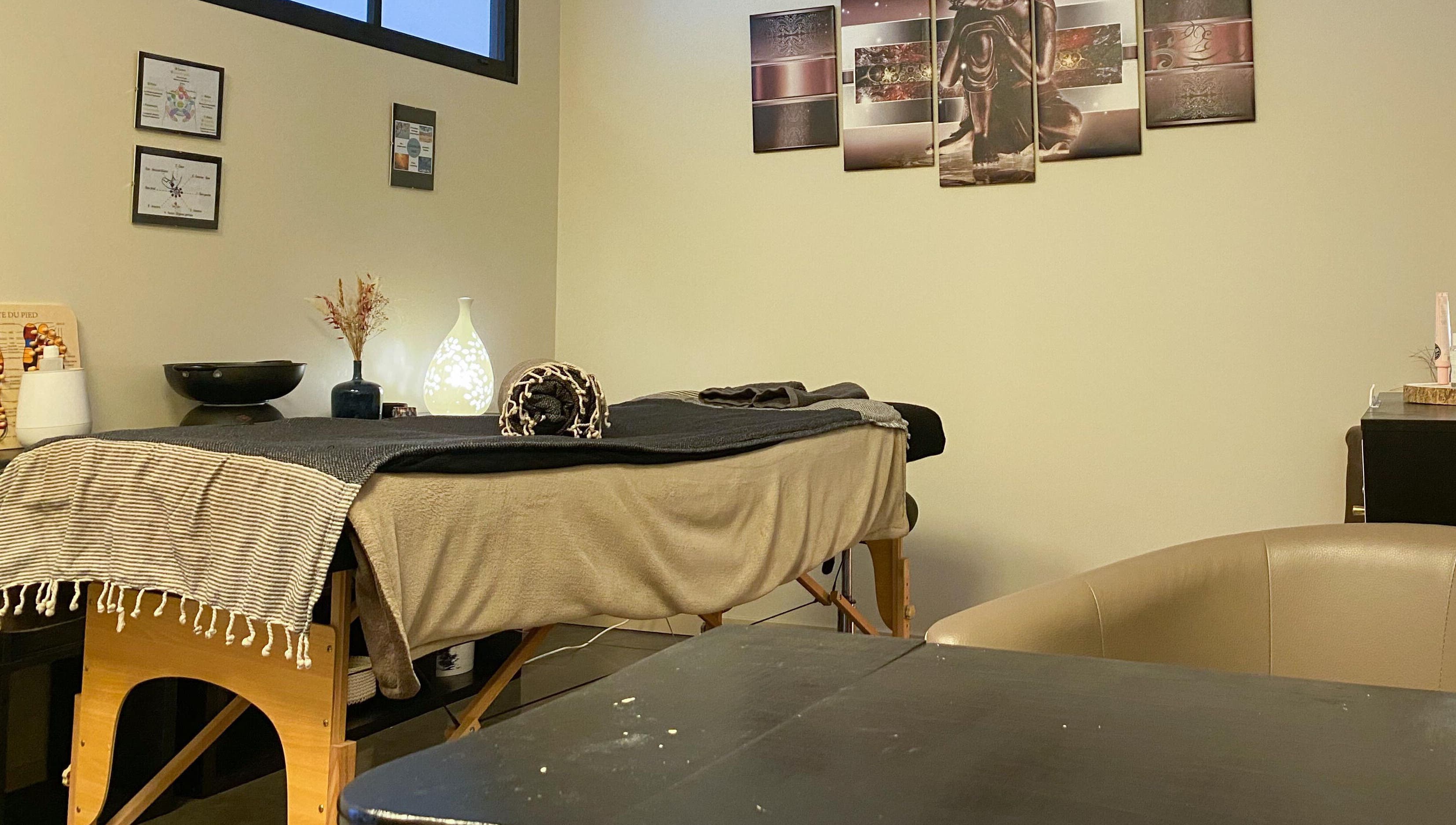 Salle de massage apaisante de Magali Pires à Nieul-sur-mer, Nouvelle-aquitaine, FR avec une table de massage.