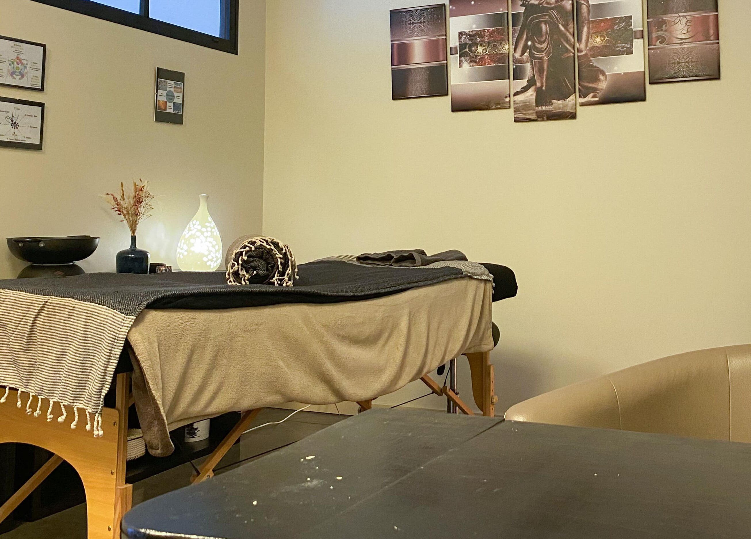 Salle de massage apaisante de Magali Pires à Nieul-sur-mer, Nouvelle-aquitaine, FR avec une table de massage.