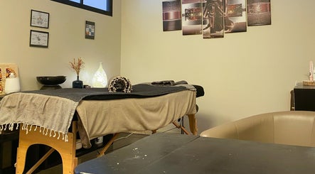 Salle de massage apaisante de Magali Pires à Nieul-sur-mer, Nouvelle-aquitaine, FR avec une table de massage.